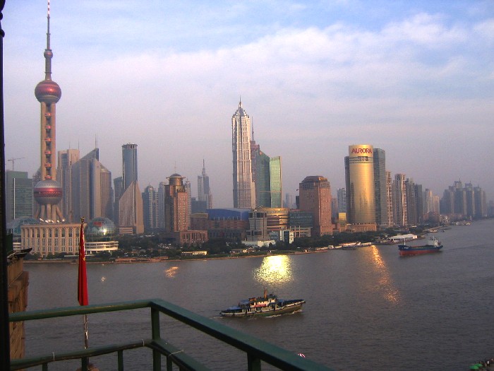 Blick vom Peace-Hotel auf Pudong mit Fernsehturm und Jinmao-Tower kurz vor Sonnenuntergang